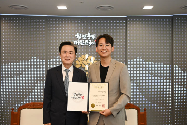 [홍성=뉴시스] 김태흠 충남지사가 17일 도청 접견실에서 유재민 서울대 컴퓨터공학부 교수를 충청남도 AI 특별위원회 신임 위원으로 위촉하고 있다. (사진=충남도 제공) 2026.04.17 photo@newsis.com *재판매 및 DB 금지