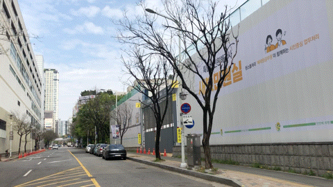 [서울=뉴시스] 황민 인턴기자= '영통역 우미 린' 부지 바로 앞 도보권에 홈플러스와 영통역이 있다. photo@newsis.com *재판매 및 DB 금지