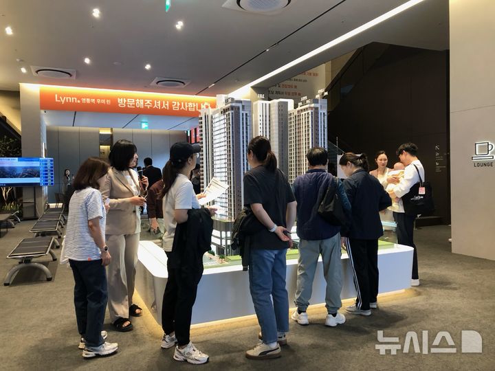 [서울=뉴시스] 황민 인턴기자=지난 17일 용인시 기흥구 영덕동에 마련된 '영통역 우미 린' 견본주택에 방문객들로 북적이고 있다. photo@newsis.com 