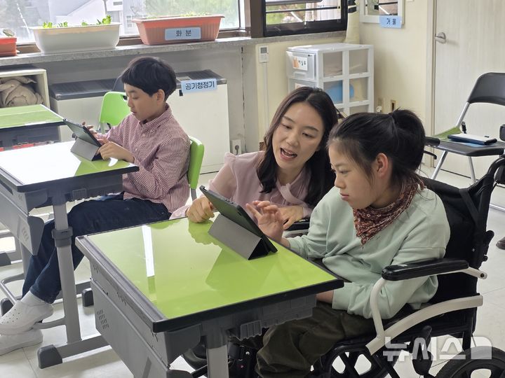 [평택=뉴시스] 정예빈 기자 = 지난 3일 경기 평택 동방학교 6학년 2반 교실에서 교사와 학생들이 '특수교육 인공지능(AI)·디지털 교육자료'를 활용한 활동을 진행하고 있다. 2026.04.03. 5757@newsis.com