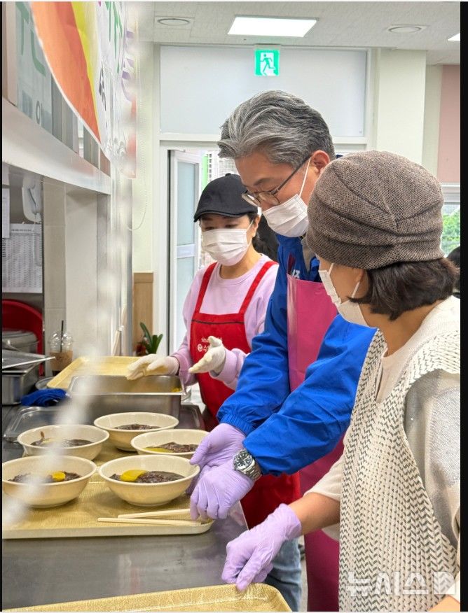 [의왕=뉴시스] 정순욱 후보가 장애인 행사에 참석해 배식 봉사를 하고 있다. (사진=선거 사무소 제공). 2026.04.17.photo@newsis.com