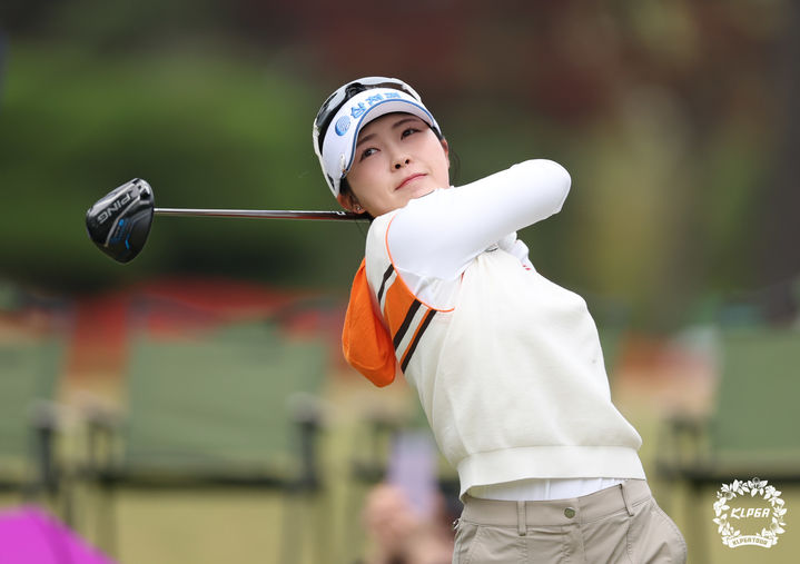 [서울=뉴시스] 전예성이 17일 경남 김해의 가야 컨트리클럽(파72)에서 열린 한국여자프로골프(KLPGA) 투어 넥센·세인트나인 마스터즈 1라운드 1번 홀에서 티샷을 하고 있다. (사진=KLPGA 제공) 2026.04.17. *재판매 및 DB 금지