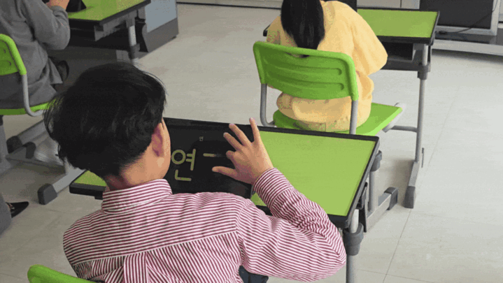 [평택=뉴시스] 정예빈 기자 = 지난 3일 경기 평택 동방학교 6학년 2반 교실에서 한 학생이 '특수교육 인공지능(AI)·디지털 교육자료'를 활용해 획순에 맞게 낱말을 따라 쓰고 있다. 2026.04.03. 5757@newsis.com