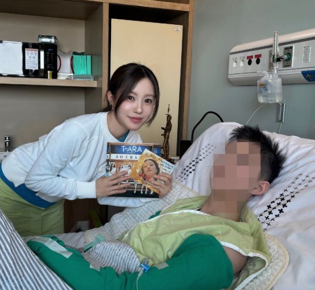 [서울=뉴시스] 그룹 티아라 효민이 투병 중인 팬을 만나기 위해 병원을 찾았다고 17일 밝혔다. (사진=효민 인스타그램) 2026.04.17. photo@newsis.com *재판매 및 DB 금지