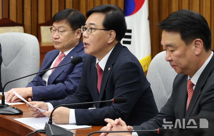 [서울=뉴시스] 조성봉 기자 = 송언석 국민의힘 원내대표가 17일 오전 서울 여의도 국회에서 열린 원내대책회의에서 발언을 하고 있다. 2026.04.17. suncho21@newsis.com