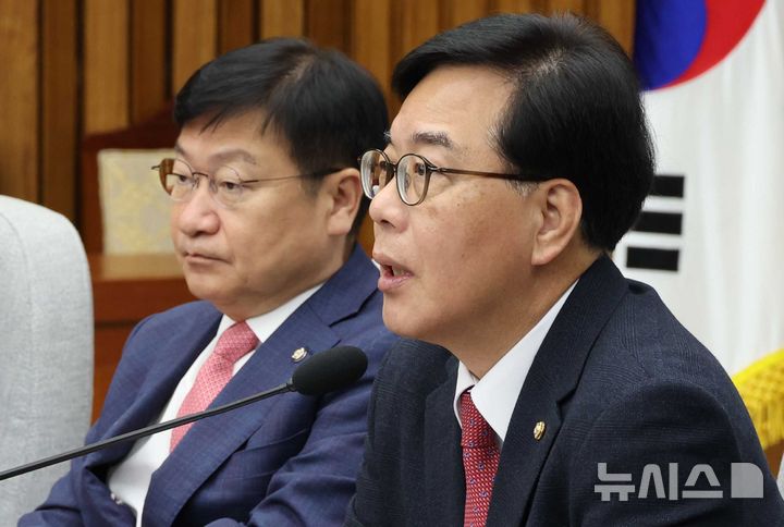 [서울=뉴시스] 조성봉 기자 = 송언석 국민의힘 원내대표가 17일 오전 서울 여의도 국회에서 열린 원내대책회의에서 발언을 하고 있다. 2026.04.17. suncho21@newsis.com