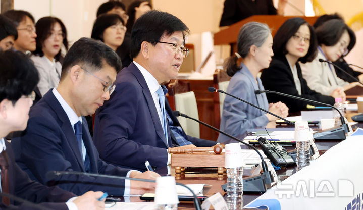 [서울=뉴시스] 추상철 기자 = 최교진 교육부 장관이 4월 17일 오전 서울 종로구 정부서울청사에서 열린 제6차 영유아교육 보육통합 추진위원회에서 발언하고 있다. 2026.04.17. scchoo@newsis.com