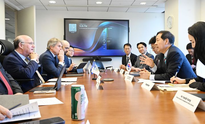 [서울=뉴시스] 구윤철 부총리 겸 재정경제부 장관이 16일(현지 시간) 미국 워싱턴D.C. 세계은행(WB)에서 일랑 고우드파잉 미주개발은행(IDB) 총재와 면담하고 있다. (사진=재정경제부 제공) 2026.04.17. photo@newsis.com *재판매 및 DB 금지
