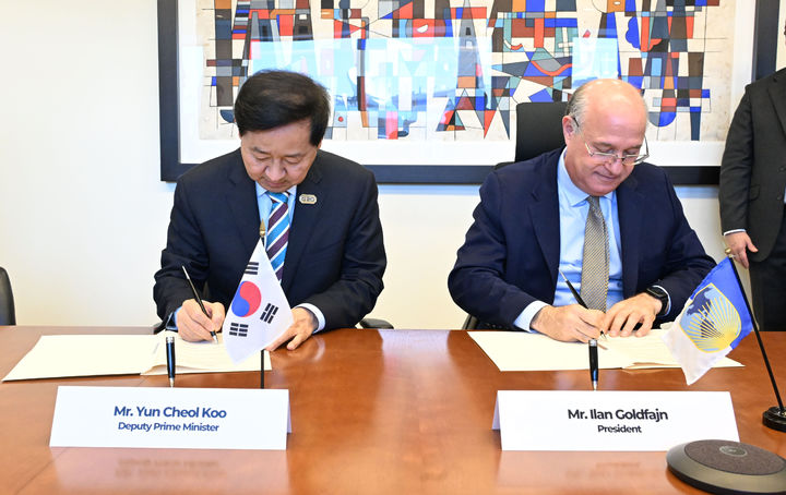 [서울=뉴시스] 구윤철 부총리 겸 재정경제부 장관이 16일(현지 시간) 미국 워싱턴D.C. 세계은행(WB)에서 일랑 고우드파잉 미주개발은행(IDB) 총재와 면담에 앞서 중남미 AI 전환을 지원할 IDB 한국협력사무소로 'AI-Hub 설립을 위한 양해각서(MOU)'에 서명하고 있다. (사진=재정경제부 제공) 2026.04.17. photo@newsis.com *재판매 및 DB 금지