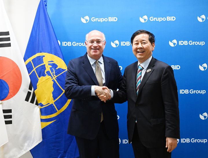 [서울=뉴시스] 구윤철 부총리 겸 재정경제부 장관이 16일(현지 시간) 미국 워싱턴D.C. 세계은행(WB)에서 일랑 고우드파잉 미주개발은행(IDB) 총재와 면담에 앞서 악수하고 있다. (사진=재정경제부 제공) 2026.04.17. photo@newsis.com *재판매 및 DB 금지