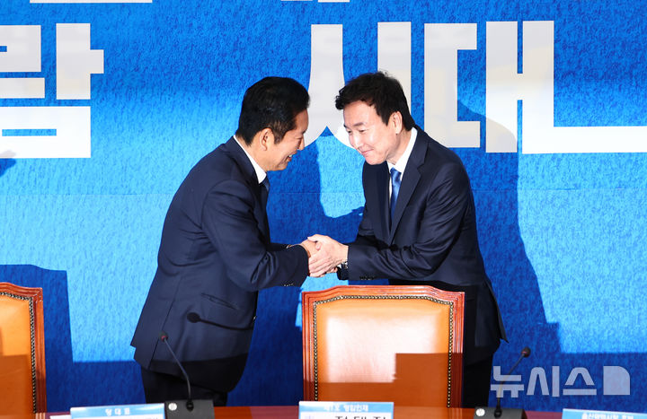 [서울=뉴시스] 김명년 기자 = 정청래 더불어민주당 대표가 17일 서울 여의도 국회에서 열린 더불어민주당 인재영입식에서 1호 인재인 전태진 변호사와 악수를 하고 있다. 전 변호사는 당 울산시장 예비후보로 출마하는 김상욱 의원의 지역구인 울산 남갑에 전략 공천될 전망이다. 2025.04.17. kmn@newsis.com