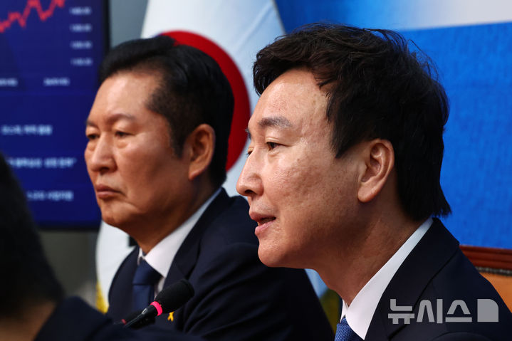 [서울=뉴시스] 김명년 기자 = 민주당 1호 영입인재인 전태진 변호사가 17일 서울 여의도 국회에서 열린 더불어민주당 인재영입식에서 발언하고 있다. 전 변호사는 당 울산시장 예비후보로 출마하는 김상욱 의원의 지역구인 울산 남갑에 전략 공천될 전망이다. 2025.04.17. kmn@newsis.com