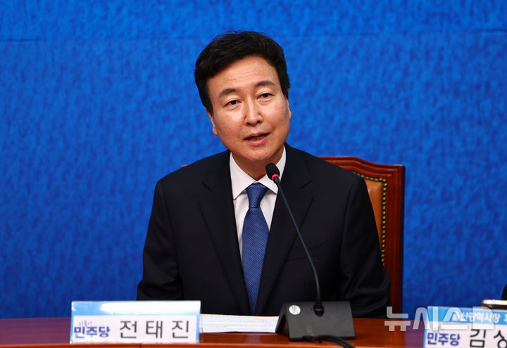 [서울=뉴시스] 김명년 기자 = 민주당 1호 영입인재인 전태진 변호사가 17일 서울 여의도 국회에서 열린 더불어민주당 인재영입식에서 발언하고 있다. 전 변호사는 당 울산시장 예비후보로 출마하는 김상욱 의원의 지역구인 울산 남갑에 전략 공천될 전망이다. 2025.04.17. kmn@newsis.com