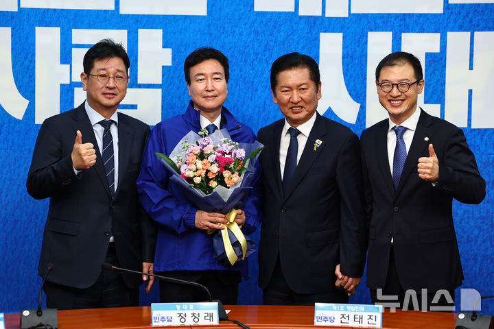 [서울=뉴시스] 김명년 기자 = 정청래 더불어민주당 대표가 17일 서울 여의도 국회에서 열린 더불어민주당 인재영입식에서 1호 인재인 전태진 변호사와 기념촬영하고 있다. 전 변호사는 당 울산시장 예비후보로 출마하는 김상욱 의원의 지역구인 울산 남갑에 전략 공천될 전망이다. 2025.04.17. kmn@newsis.com