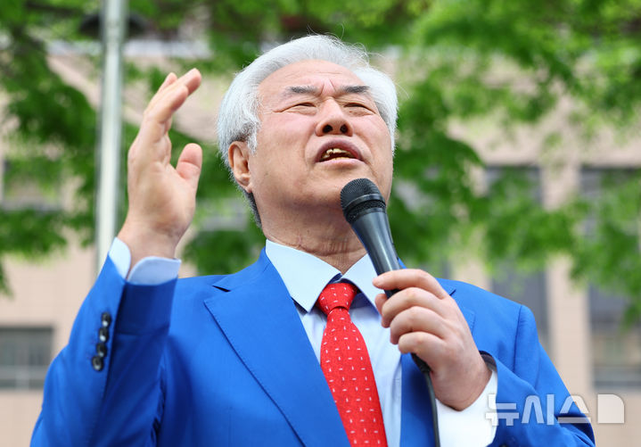 [서울=뉴시스] 황준선 기자 = 서울서부지방법원 난동 사건의 배후 의혹을 받아 재판에 넘겨진 전광훈 사랑제일교회 목사가 17일 서울 마포구 서울서부지방법원에서 열린 2차 공판에 출석에 앞서 기자회견을 하고 있다. 2026.04.17. hwang@newsis.com