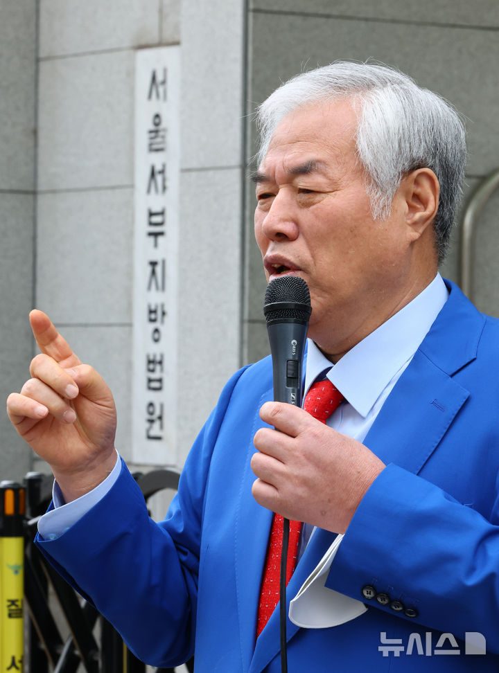 [서울=뉴시스] 황준선 기자 = 서울서부지방법원 난동 사건의 배후 의혹을 받아 재판에 넘겨진 전광훈 사랑제일교회 목사가 17일 서울 마포구 서울서부지방법원에서 열린 2차 공판에 출석에 앞서 기자회견을 하고 있다. 2026.04.17. hwang@newsis.com