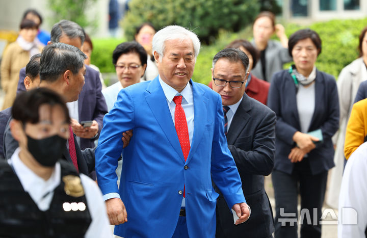 [서울=뉴시스] 황준선 기자 = 서울서부지방법원 난동 사건의 배후 의혹을 받아 재판에 넘겨진 전광훈 사랑제일교회 목사가 17일 서울 마포구 서울서부지방법원에서 열린 2차 공판에 출석하고 있다. 2026.04.17. hwang@newsis.com