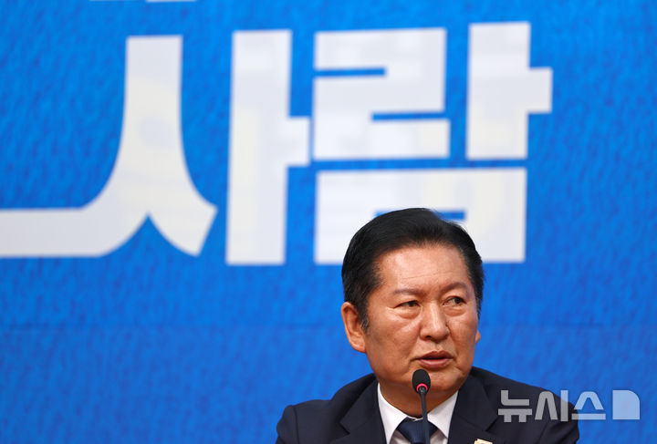 [서울=뉴시스] 김명년 기자 = 정청래 더불어민주당 대표가 17일 서울 여의도 국회에서 열린 더불어민주당 인재영입식에서 발언하고 있다. 1호 영입인재인 전태진 변호사는 당 울산시장 예비후보로 출마하는 김상욱 의원의 지역구인 울산 남갑에 전략 공천될 전망이다. 2025.04.17. kmn@newsis.com