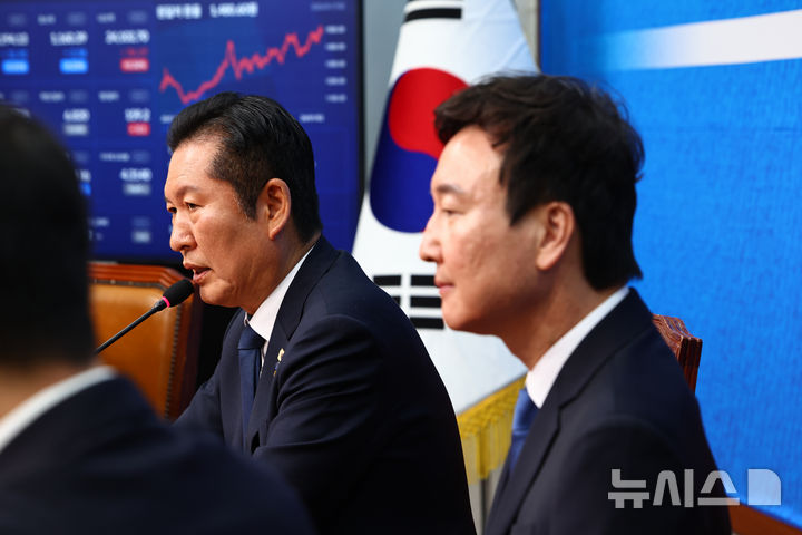 [서울=뉴시스] 김명년 기자 = 정청래 더불어민주당 대표가 17일 서울 여의도 국회에서 열린 더불어민주당 인재영입식에서 발언하고 있다. 1호 영입인재인 전태진 변호사는 당 울산시장 예비후보로 출마하는 김상욱 의원의 지역구인 울산 남갑에 전략 공천될 전망이다. 2025.04.17. kmn@newsis.com