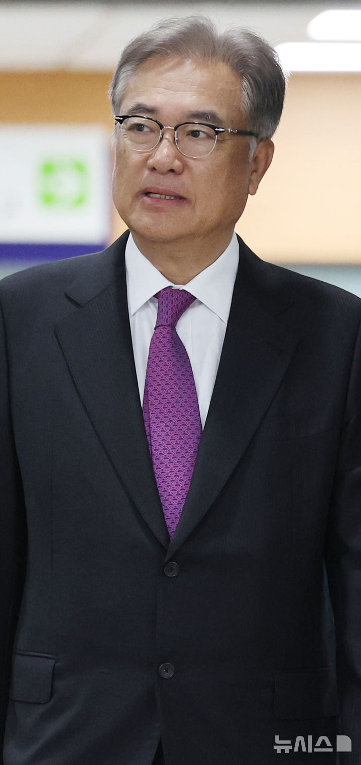 [서울=뉴시스] 박주성 기자 = 헌법재판관 미임명과 졸속 지명 등 혐의로 기소된 정진석 전 대통령비서실장이 17일 오전 서울 서초구 서울중앙지방법원에서 열린 공판에 출석하고 있다. 2026.04.17. park7691@newsis.com