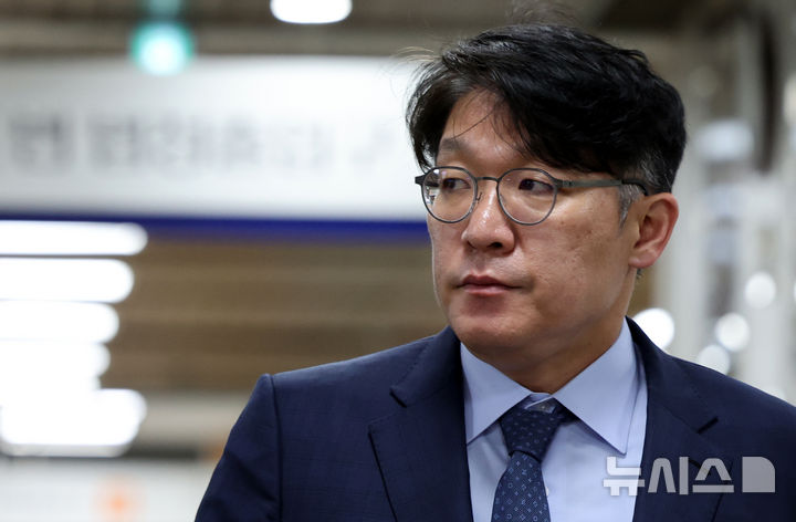 [서울=뉴시스] 박주성 기자 = '이우환 그림 매관매직 의혹’을 받는 김상민 전 부장검사가 17일 오전 서울 서초구 서울중앙지방법원에서 열린 공판에 출석하고 있다. 2026.04.17. park7691@newsis.com