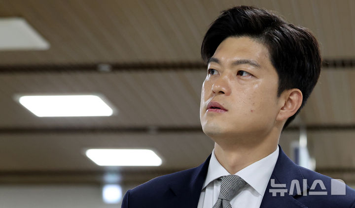 [서울=뉴시스] 박주성 기자 =비상계엄 해제 의결을 방해한 혐의로 기소된 추경호 국민의힘 의원 재판에 증인으로 채택된 국민의힘 김용태 의원이 17일 오전 서울 서초구 서울중앙지방법원에서 열린 공판에 출석하고 있다. 2026.04.17. park7691@newsis.com