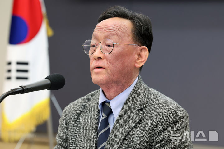 [서울=뉴시스] 박진희 기자 = 김명인 국립세계문자박물관 관장이 17일 서울 중구 한국프레스센터에서 취임 100일 기자간담회 갖고 기관 운영 방향과 중장기 비전을 소개하고 있다. 2026.04.17. pak7130@newsis.com