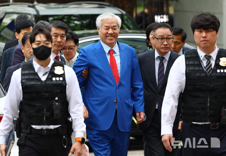 [서울=뉴시스] 황준선 기자 = 서울서부지방법원 난동 사건의 배후 의혹을 받아 재판에 넘겨진 전광훈 사랑제일교회 목사가 17일 서울 마포구 서울서부지방법원에서 열린 2차 공판에 출석하고 있다. 2026.04.17. hwang@newsis.com