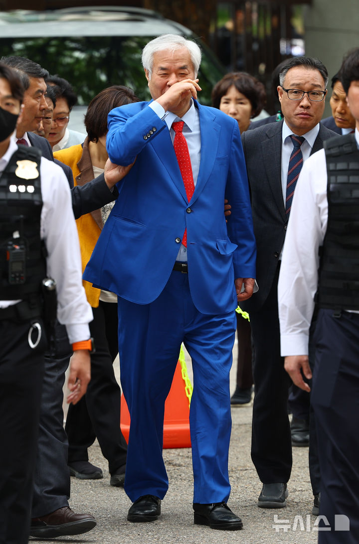 [서울=뉴시스] 황준선 기자 = 서울서부지방법원 난동 사건의 배후 의혹을 받아 재판에 넘겨진 전광훈 사랑제일교회 목사가 17일 서울 마포구 서울서부지방법원에서 열린 2차 공판에 출석하고 있다. 2026.04.17. hwang@newsis.com