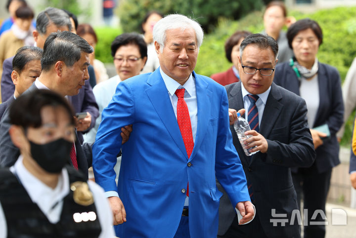[서울=뉴시스] 황준선 기자 = 전광훈 사랑제일교회 목사가 보석으로 풀려난 뒤 윤석열 전 대통령을 접견한 것으로 파악됐다. 사진은 전 목사. 2026.05.01. hwang@newsis.com