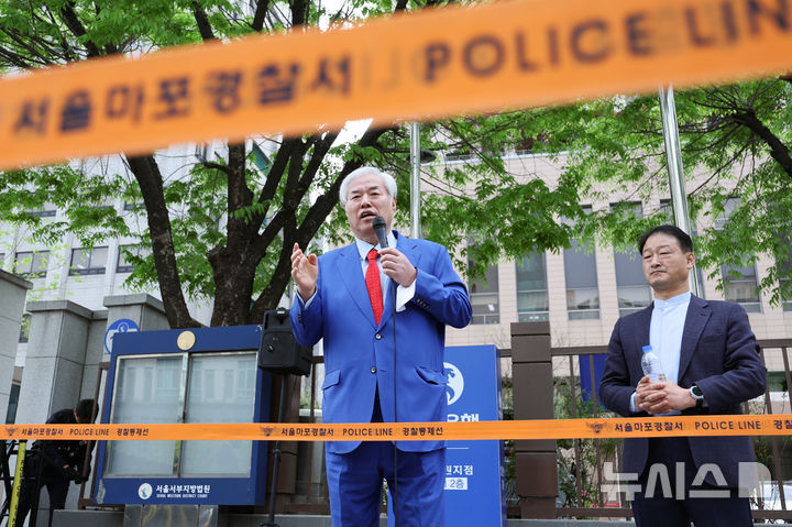 [서울=뉴시스] 황준선 기자 = 서울서부지방법원 난동 사건의 배후 의혹을 받아 재판에 넘겨진 전광훈 사랑제일교회 목사가 17일 서울 마포구 서울서부지방법원에서 열린 2차 공판에 출석에 앞서 기자회견을 하고 있다. 2026.04.17. hwang@newsis.com