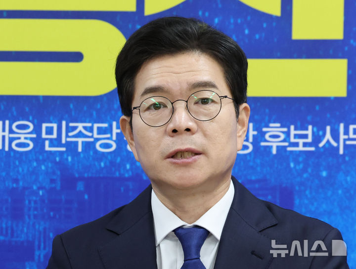 [서울=뉴시스] 조수정 기자 = 정원오 더불어민주당 서울시장 후보가 17일 오전 서울 용산구 강태웅 용산구청장 후보 선거사무소에서 현장 최고위원회의에서 발언하고 있다. 2026.04.17. chocrystal@newsis.com