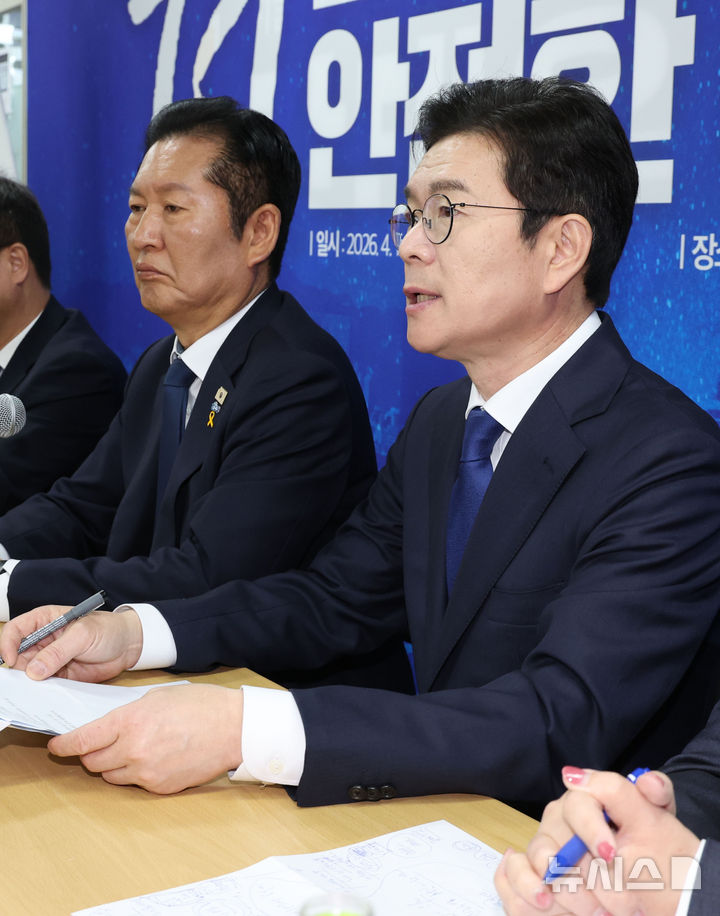 [서울=뉴시스] 조수정 기자 = 정원오 더불어민주당 서울시장 후보가 17일 오전 서울 용산구 강태웅 용산구청장 후보 선거사무소에서 현장 최고위원회의에서 발언하고 있다. 왼쪽은 정청래 당대표. 2026.04.17. chocrystal@newsis.com