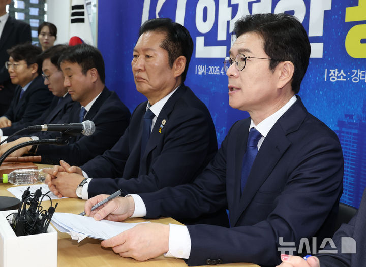 [서울=뉴시스] 조수정 기자 = 정원오 더불어민주당 서울시장 후보가 17일 오전 서울 용산구 강태웅 용산구청장 후보 선거사무소에서 현장 최고위원회의에서 발언하고 있다. 오른쪽 두번째는 정청래 당대표. 2026.04.17. chocrystal@newsis.com