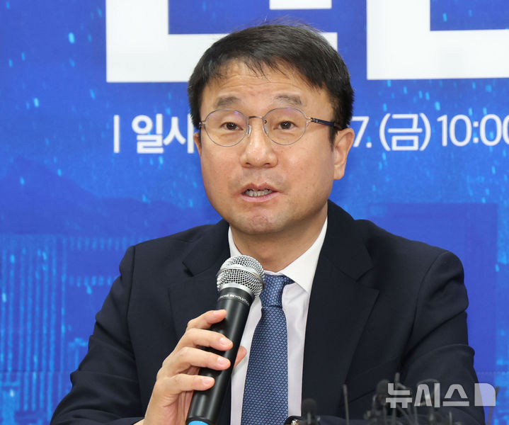 [서울=뉴시스] 조수정 기자 = 한병도 더불어민주당 원내대표가 17일 오전 서울 용산구 강태웅 용산구청장 후보 선거사무소에서 현장 최고위원회의에서 발언하고 있다. 2026.04.17. chocrystal@newsis.com