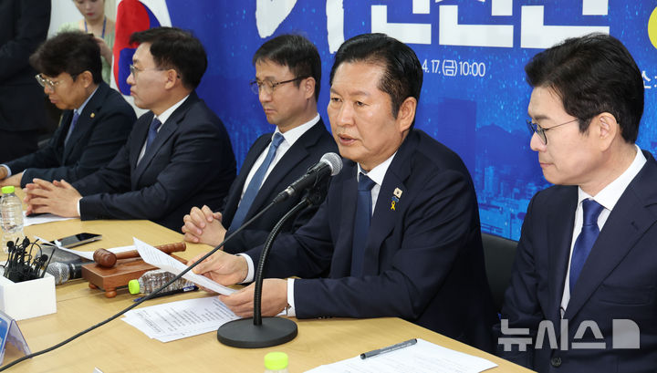 [서울=뉴시스] 조수정 기자 = 정청래 더불어민주당 대표가 17일 오전 서울 용산구 강태웅 용산구청장 후보 선거사무소에서 현장 최고위원회의에서 발언하고 있다.오른쪽은 정원오 서울시장 후보. 2026.04.17. chocrystal@newsis.com