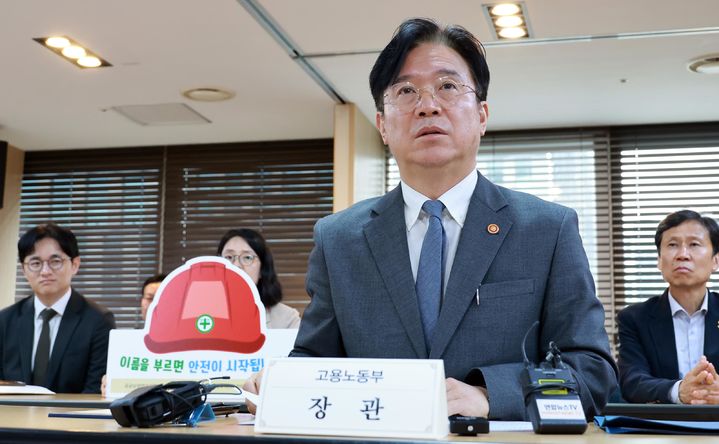 [서울=뉴시스] 김영훈 고용노동부 장관이 지난 4월 17일 서울 중구 서울지방고용노동청에서 열린 이주노동자 노동권익 향상을 위한 업무협약식에서 발언하고 있다. (사진=고용노동부 제공) 2026.04.17. photo@newsis.com *재판매 및 DB 금지