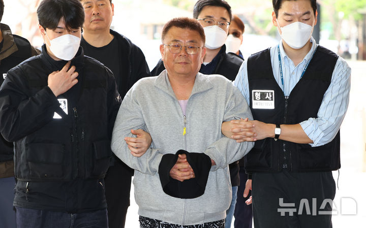 [서울=뉴시스] 황준선 기자 = 서울시교육청 청사에서 해임교사 지혜복씨의 복직을 요구하던 이 모씨가 17일 서울 마포구 서울서부지방법원에서 열린 구속 전 피의자 심문(영장실질심사)에 출석하고 있다. 2026.04.17. hwang@newsis.com