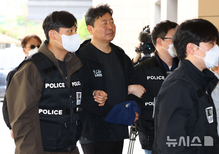 [서울=뉴시스] 황준선 기자 = 해임교사 복직을 요구하는 시위에 참여한 고진수 민주노총 서비스연맹 세종호텔지부장. 2026.04.21. hwang@newsis.com