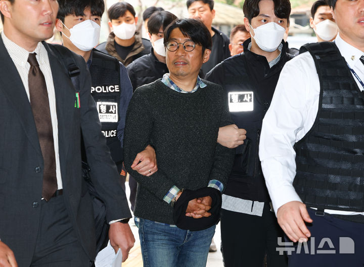 [서울=뉴시스] 황준선 기자 = 서울시교육청 청사에서 해임교사 지혜복씨의 복직을 요구하던 백모 씨가 17일 서울 마포구 서울서부지방법원에서 열린 구속 전 피의자 심문(영장실질심사)에 출석하고 있다. 2026.04.17. hwang@newsis.com