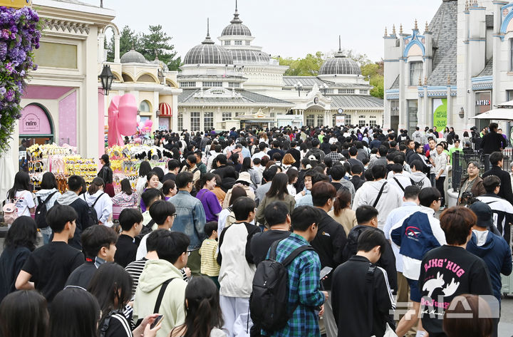 [용인=뉴시스] 김종택기자 = 17일 개장 50주년을 맞은 경기 용인시 에버랜드에서 관람객들이 입장하고 있다.1976년 '자연농원'으로 출발한 에버랜드의 현재 누적 방문객은 3억명에 육박한 것으로 나타났다. 이는 국민 1인당 평균 5회 이상 방문한 수준이다. 2026.04.17. jtk@newsis.com