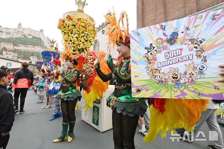 [용인=뉴시스] 김종택기자 = 17일 경기 용인시 에버랜드에서 열린 '개장 50주년 오프닝 이벤트'에서 캐릭터와 연기자들이 입장하는 관람객에게 인사하고 있다. 1976년 '자연농원'으로 출발한 에버랜드의 현재 누적 방문객은 3억명에 육박한 것으로 나타났다. 이는 국민 1인당 평균 5회 이상 방문한 수준이다. 2026.04.17. jtk@newsis.com