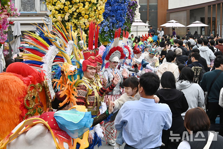 [용인=뉴시스] 김종택기자 = 17일 경기 용인시 에버랜드에서 열린 '개장 50주년 오프닝 이벤트'에서 캐릭터와 연기자들이 입장하는 관람객에게 인사하고 있다. 1976년 '자연농원'으로 출발한 에버랜드의 현재 누적 방문객은 3억명에 육박한 것으로 나타났다. 이는 국민 1인당 평균 5회 이상 방문한 수준이다. 2026.04.17. jtk@newsis.com