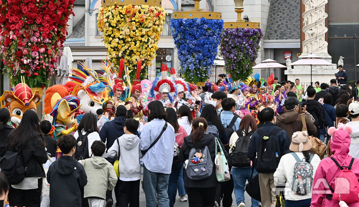 [용인=뉴시스] 김종택기자 = 17일 경기 용인시 에버랜드에서 열린 '개장 50주년 오프닝 이벤트'에서 캐릭터와 연기자들이 입장하는 관람객에게 인사하고 있다. 1976년 '자연농원'으로 출발한 에버랜드의 현재 누적 방문객은 3억명에 육박한 것으로 나타났다. 이는 국민 1인당 평균 5회 이상 방문한 수준이다. 2026.04.17. jtk@newsis.com
