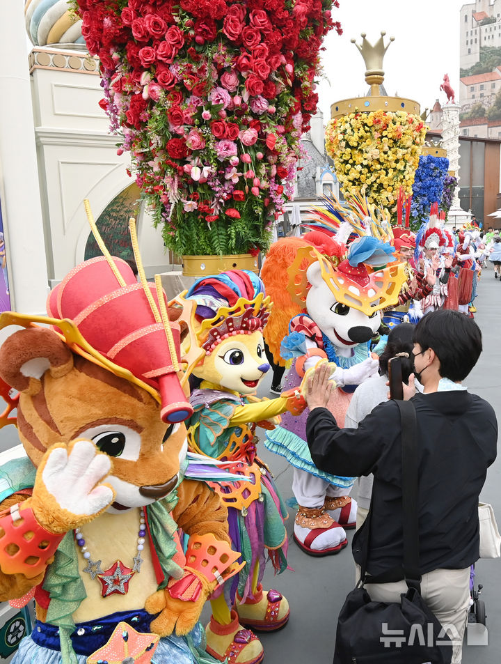 [용인=뉴시스] 김종택기자 = 17일 경기 용인시 에버랜드에서 열린 '개장 50주년 오프닝 이벤트'에서 캐릭터와 연기자들이 입장하는 관람객에게 인사하고 있다. 1976년 '자연농원'으로 출발한 에버랜드의 현재 누적 방문객은 3억명에 육박한 것으로 나타났다. 이는 국민 1인당 평균 5회 이상 방문한 수준이다. 2026.04.17. jtk@newsis.com