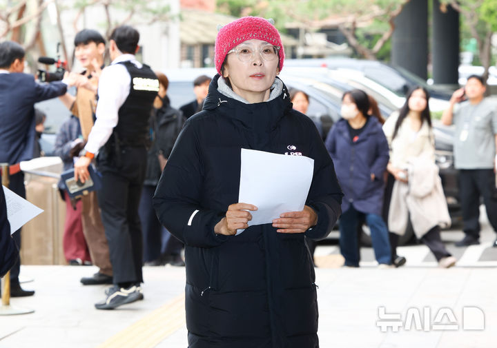 [서울=뉴시스] 황준선 기자 = 학내 성폭력 의혹을 제보한 뒤 전보·해임된 교사 지혜복 씨가 17일 지씨의 복직을 요구하며 서울시 교육청 점거 농성을 벌이던 고진수 민주노총 서비스연맹 세종호텔지부장, 시민 이모씨, 백모씨의 구속심사가 열리는 서울 마포구 서울서부지방법원으로 들어서고 있다. 2026.04.17. hwang@newsis.com