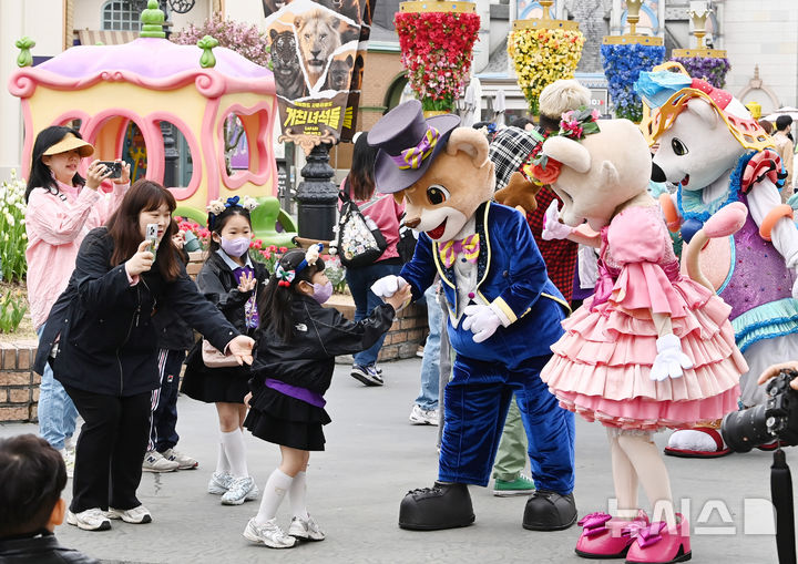 [용인=뉴시스] 김종택기자 = 17일 경기 용인시 에버랜드에서 열린 '개장 50주년 오프닝 이벤트'에서 캐릭터와 연기자들이 입장하는 관람객에게 인사하고 있다. 1976년 '자연농원'으로 출발한 에버랜드의 현재 누적 방문객은 3억명에 육박한 것으로 나타났다. 이는 국민 1인당 평균 5회 이상 방문한 수준이다. 2026.04.17. jtk@newsis.com