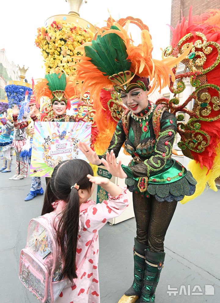 [용인=뉴시스] 김종택기자 = 17일 경기 용인시 에버랜드에서 열린 '개장 50주년 오프닝 이벤트'에서 캐릭터와 연기자들이 입장하는 관람객에게 인사하고 있다. 1976년 '자연농원'으로 출발한 에버랜드의 현재 누적 방문객은 3억명에 육박한 것으로 나타났다. 이는 국민 1인당 평균 5회 이상 방문한 수준이다. 2026.04.17. jtk@newsis.com
