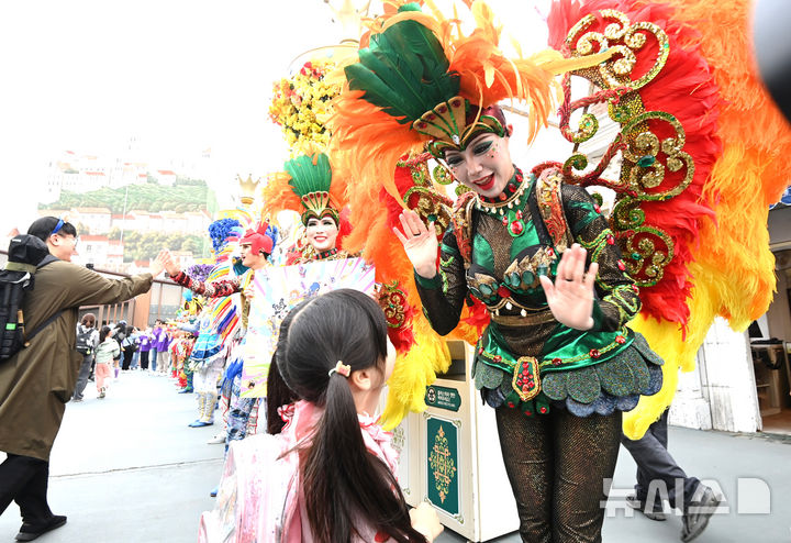 [용인=뉴시스] 김종택기자 = 17일 경기 용인시 에버랜드에서 열린 '개장 50주년 오프닝 이벤트'에서 캐릭터와 연기자들이 입장하는 관람객에게 인사하고 있다.&nbsp; 1976년 '자연농원'으로 출발한 에버랜드의 현재 누적 방문객은 3억명에 육박한 것으로 나타났다.&nbsp; 이는 국민 1인당 평균 5회 이상 방문한 수준이다. 2026.04.17. jtk@newsis.com