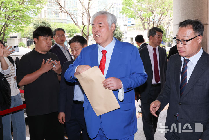 [서울=뉴시스] 황준선 기자 = 서울서부지방법원 난동 사건의 배후 의혹을 받아 재판에 넘겨진 전광훈 사랑제일교회 목사가 지난달 17일 서울 마포구 서울서부지방법원에서 열린 2차 공판을 마친 뒤 법원을 나서고 있다. 2026.04.17. hwang@newsis.com
